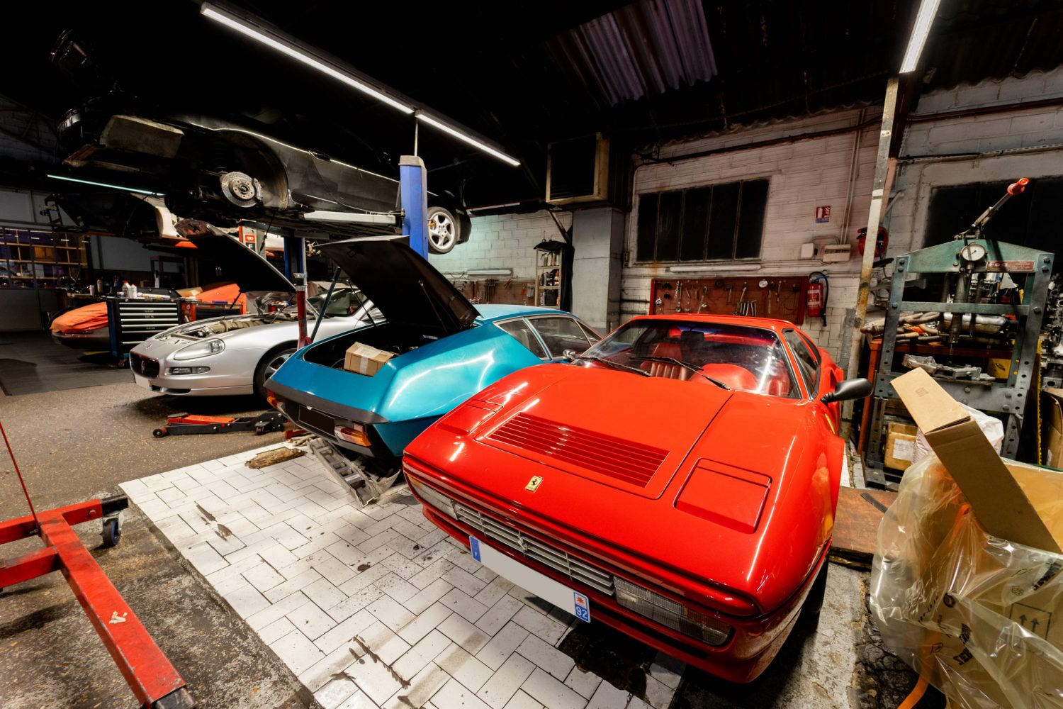 RS garage 92 autodel red street garage